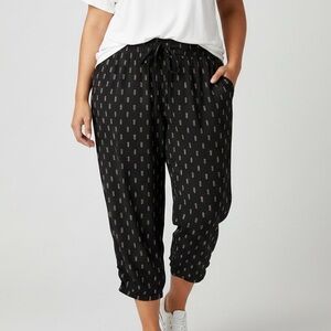 TORRID Boho Arrow Print Crop Capri Challis Tie Front Jogger Pants Black 4 4X